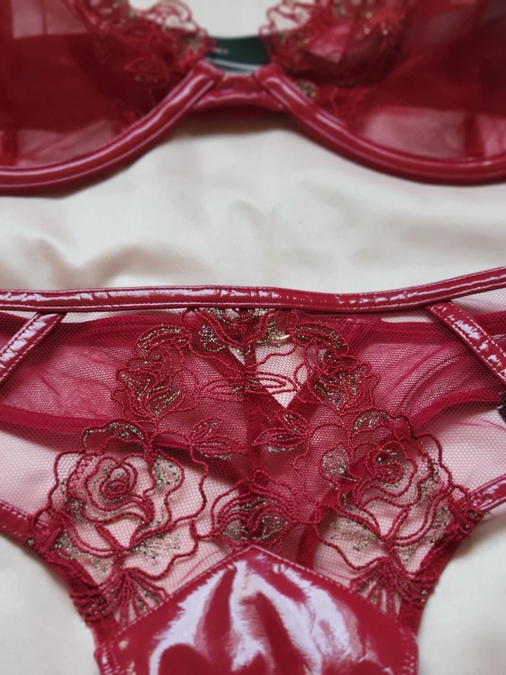 NUEVO CON ETIQUETAS Victoria's Secret Midnight Affair Sujetador Rojo Imitación Cuero Tanga Conjunto 36C/M Foto 2 de 4