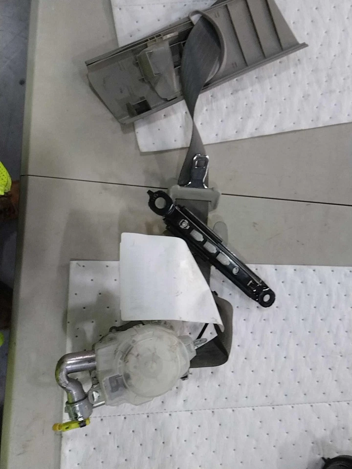 Used Front Left Seat Belt Front fits: 2011 Toyota Venza bucket driver retractor Foto 2 de 4