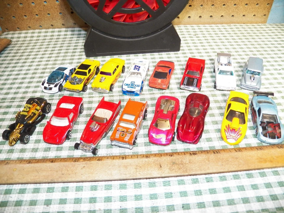 1998 MATTEL "HOT WHEELS" Sto & Go Tire Shaped Car Carrier Launcher w/ 16 Cars - Image 2 of 4