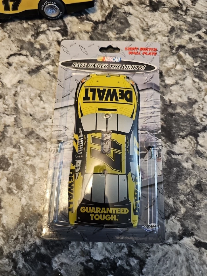 1:24 Matt Kenseth coche de carreras Dewalt #17 PEZ dispensador y placa de interruptor de luz Foto 2 de 3