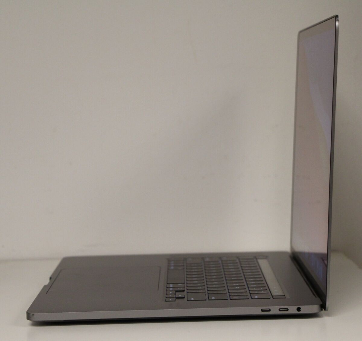 Apple MacBook Pro 16 Inch (2019) Intel Core i7 2.6GHz, 16GB Apple MacBook Pro 16 Inch (2019) Intel Core i7 2.6GHz, 16GB