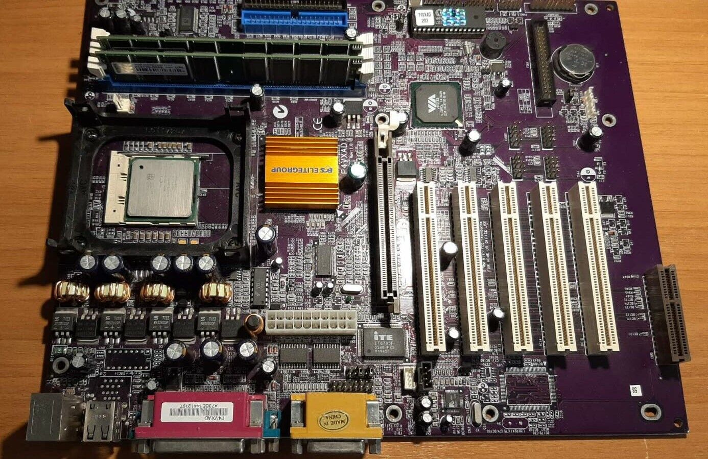 ECS ELITEGROUP P4VXAD rev: 1.0 + Pentium4  +  1GB Ram