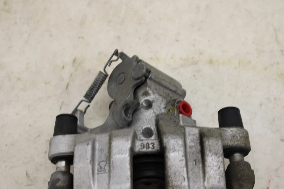 Juego de pinzas de freno Pontiac Solstice 2006-2009 OEM ME62 Foto 3 de 4