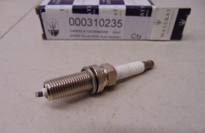 S様 Maserati Quattroporte 3.8 V8 Spark Plug Set (8) OEM NGK