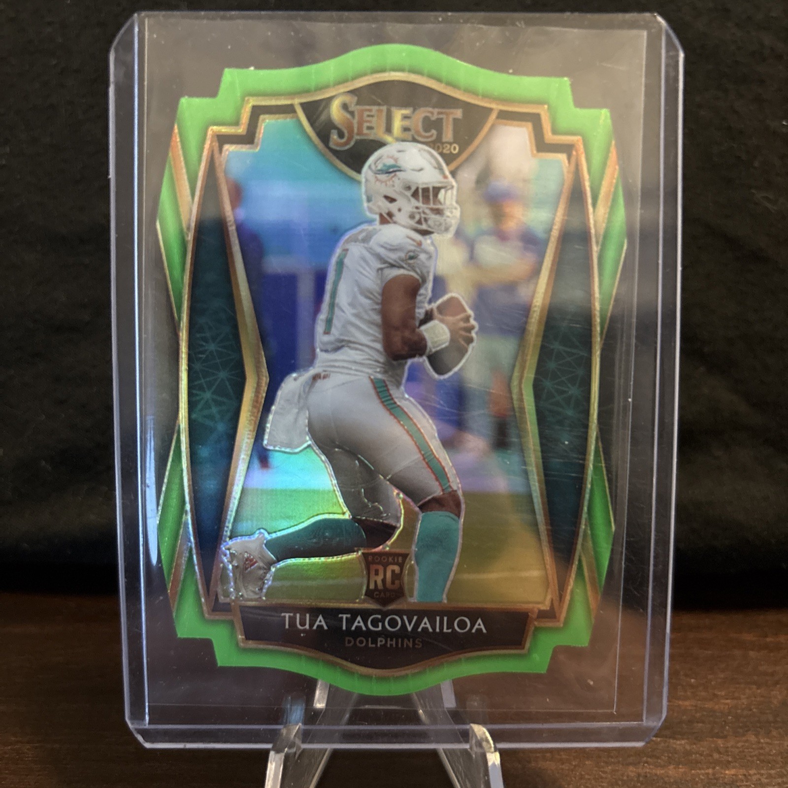 2020 Panini Select - Premier Level Tua Tagovailoa #145 Neon Green Prizm Die-Cut