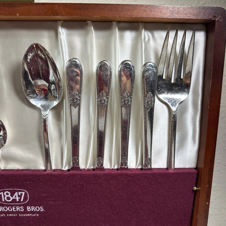 1847 Roger's Bros 52 Piece Silverware Set America's Finest Silverplate - Image 4 of 4