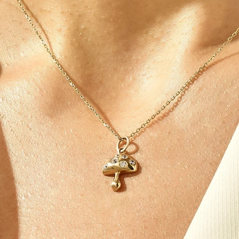 Colgante de setas de diamantes simulados de corte redondo de 1,50 quilates enchapado en oro amarillo de 14 k Foto 2 de 4