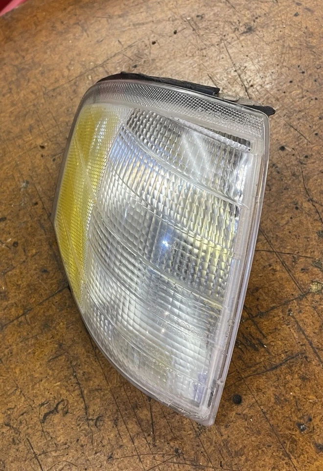 Lámpara de estacionamiento lado pasajero Mercedes-Benz C280 1994-1996 OEM 2028261243 Foto 2 de 4