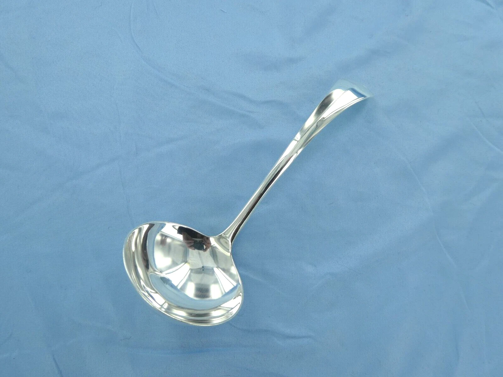 A VINTAGE STERLING SILVER OLD ENGLISH RAT TAIL SAUCE LADLE . SHEFFIELD 1931.