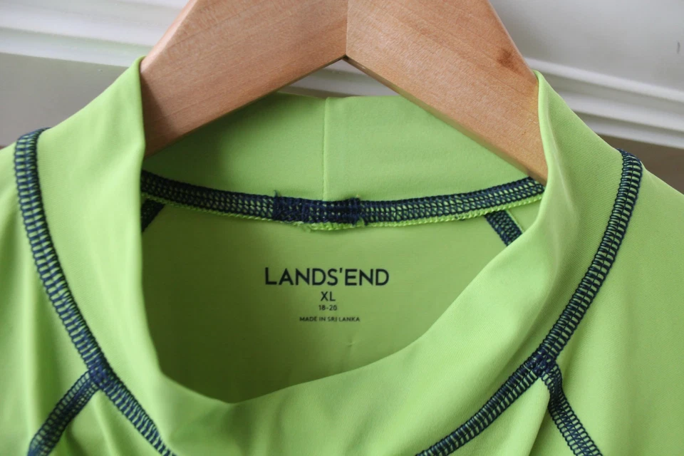 Protector contra erupciones de manga corta Lands End para niños talla XL 18-20 verde con costuras azules Foto 2 de 3