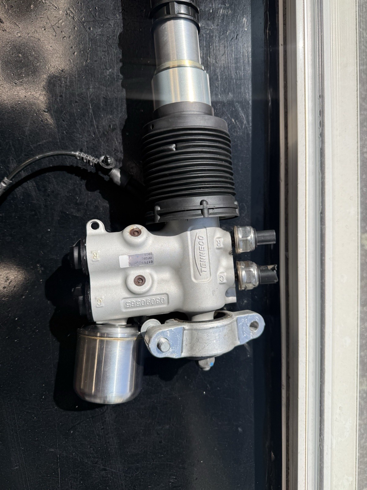McLaren 720s Passenger Side Front Strut Assembly With Lift