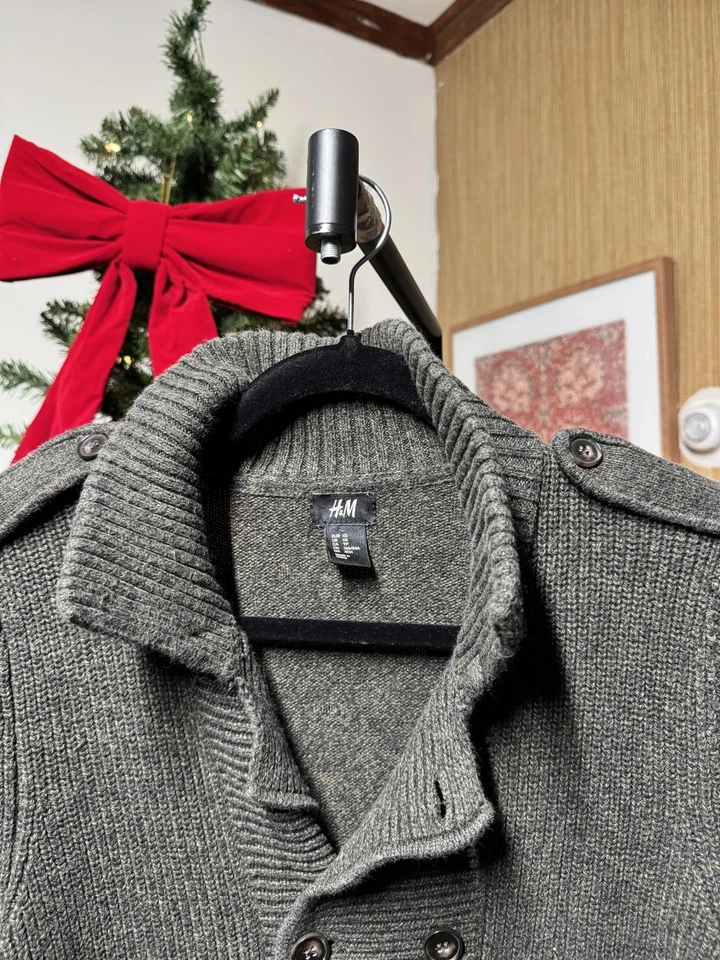 Suéter cárdigan tejido con botones gris para hombre H&M, talla grande Foto 3 de 4