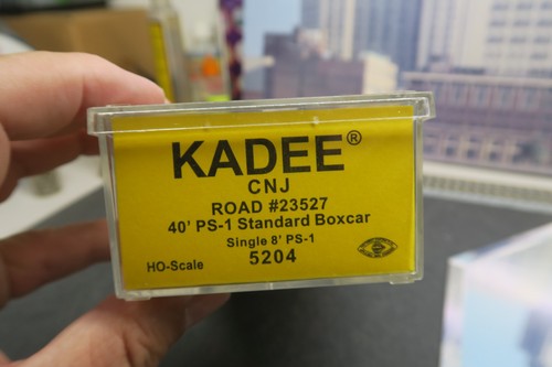 KADEE HO SCALE #5204 CENTRAL OF NEW JERSEY CNJ 23527 40' PS-1 BOX CAR W/8' DR ! - Picture 2 of 21