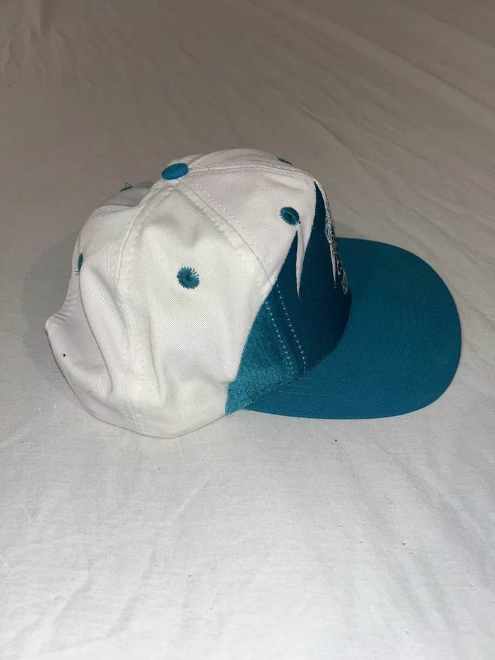 Sombrero deportivo vintage años 90 Charlotte Hornets logotipo diente de tiburón 7 Snapback Foto 4 de 4