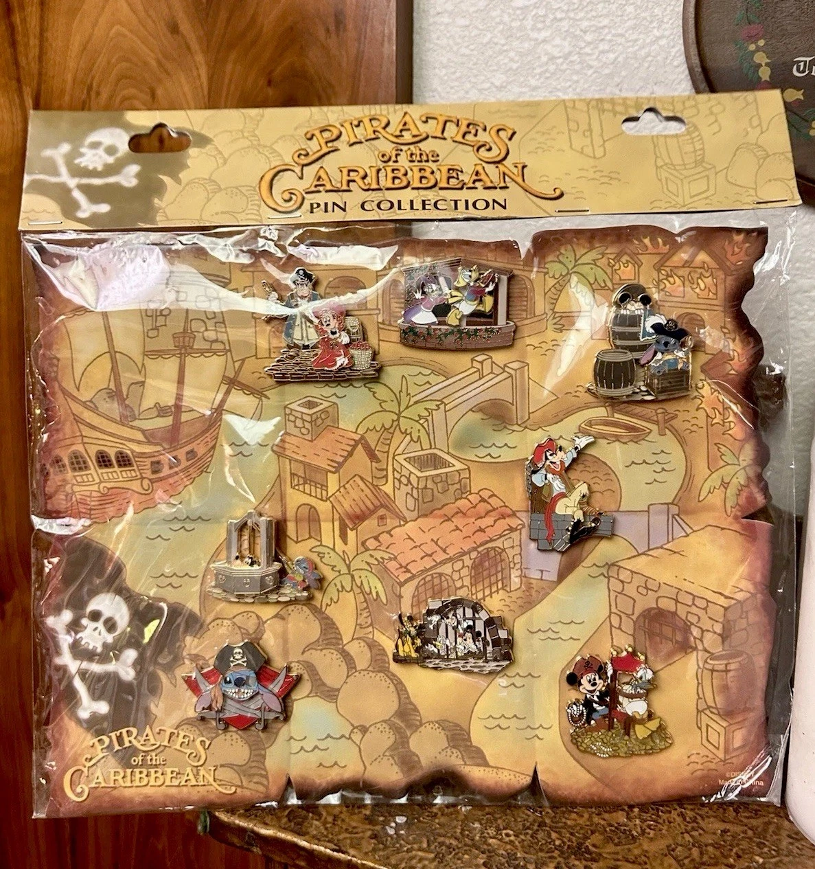 Disney Pirates of the Caribbean Pin Collection 8-Pin Set Stitch Mickey Goofy NEW