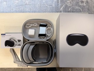 Apple Vision Pro M2 256GB Original Box Travel Case