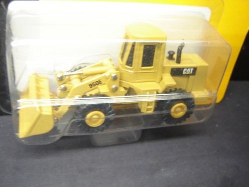 Vintage Construction Cat Caterpillar Wheel Loader 950E ERTL 1:64 on Card 1990 - Picture 2 of 6