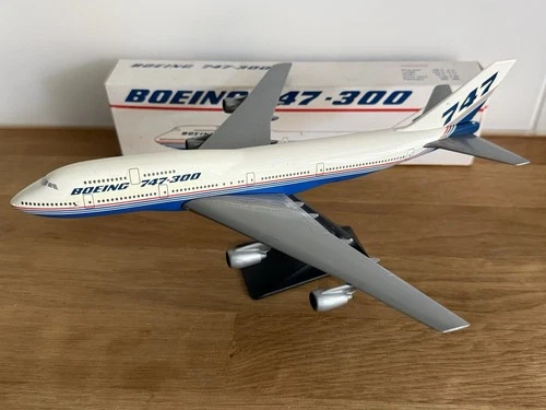BOEING COMAPNY COLORS B747-300 Snap fit Plastic Model 1:200/1:250  IMC HOLLAND