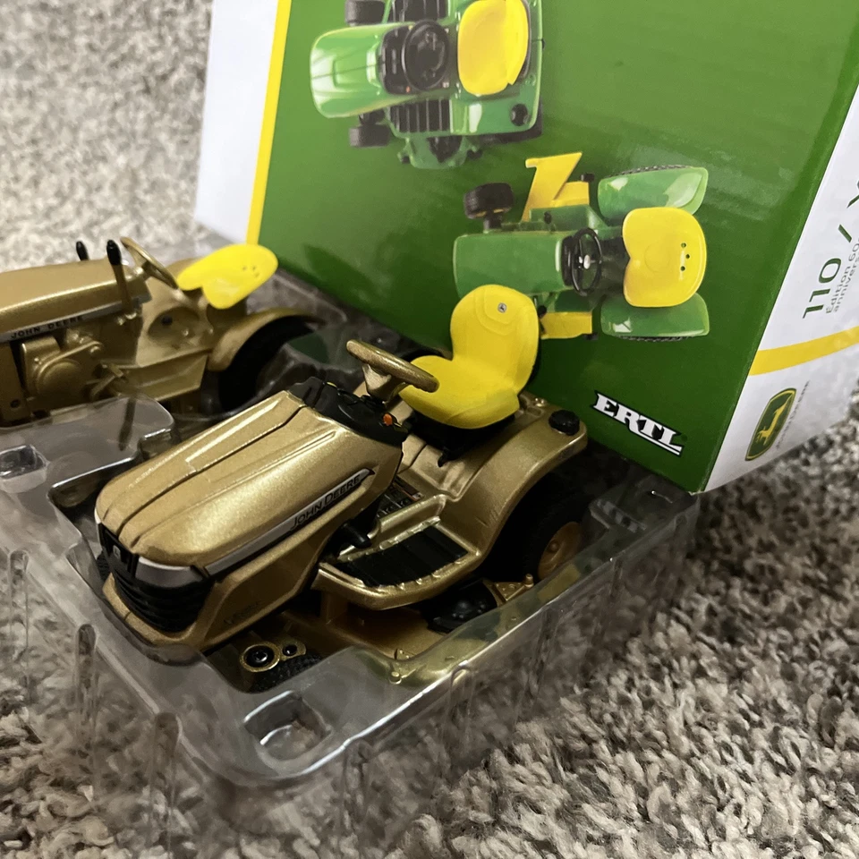 Juego de cortacésped John Deere 60 aniversario 110 y X394 1:64 ¡unidad de persecución dorada! ¡Raro! Foto 3 de 4