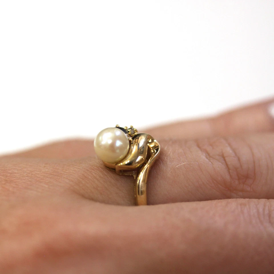 Anillo de compromiso de oro amarillo sólido de 14 k con diamantes y perlas blancas de agua dulce y zafiros Foto 4 de 4