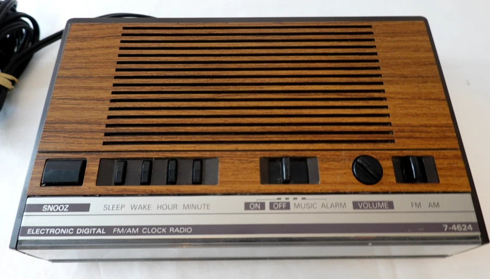 Rádio-relógio GE 7-4624B AM/FM display digital grão de madeira totalmente testado - Imagem 3 de 4