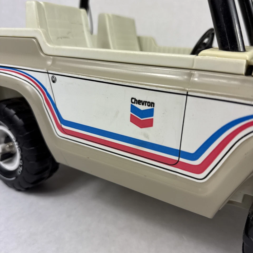 Veículo de serviço vintage Tonka Bronco Jeep Chevron MR-970 corpo de metal bege acastanhado - Imagem 2 de 4