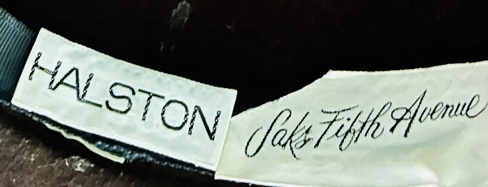 Sombrero Halston años 70 vintage con banda de grosgrain y pluma pequeña Foto 4 de 4