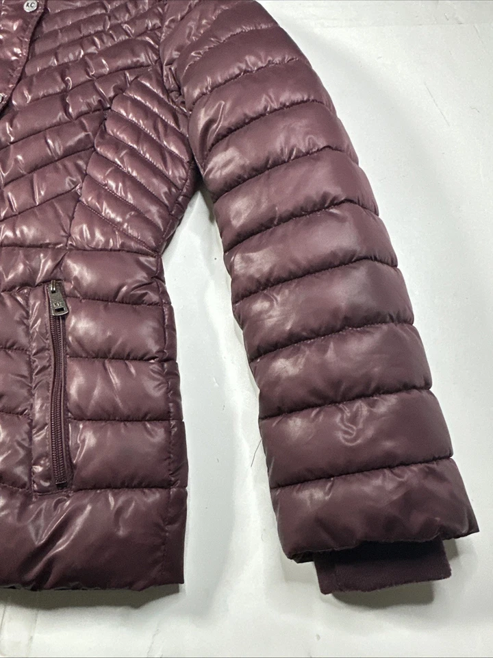 Chaqueta acolchada para mujer Kenneth Cole con capucha de piel sintética púrpura S/P Foto 3 de 4