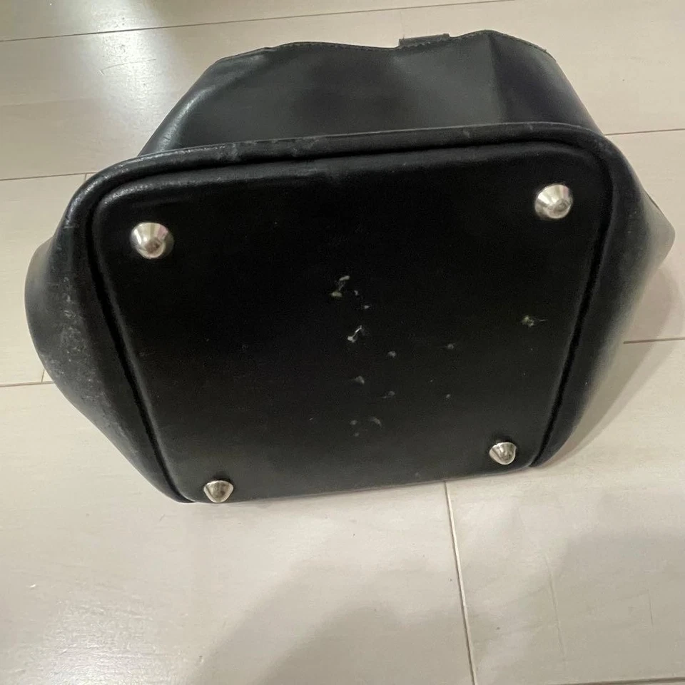 Bolsa de couro Comme Des Garcons pés de metal parte inferior preta vintage do Japão - Imagem 4 de 4