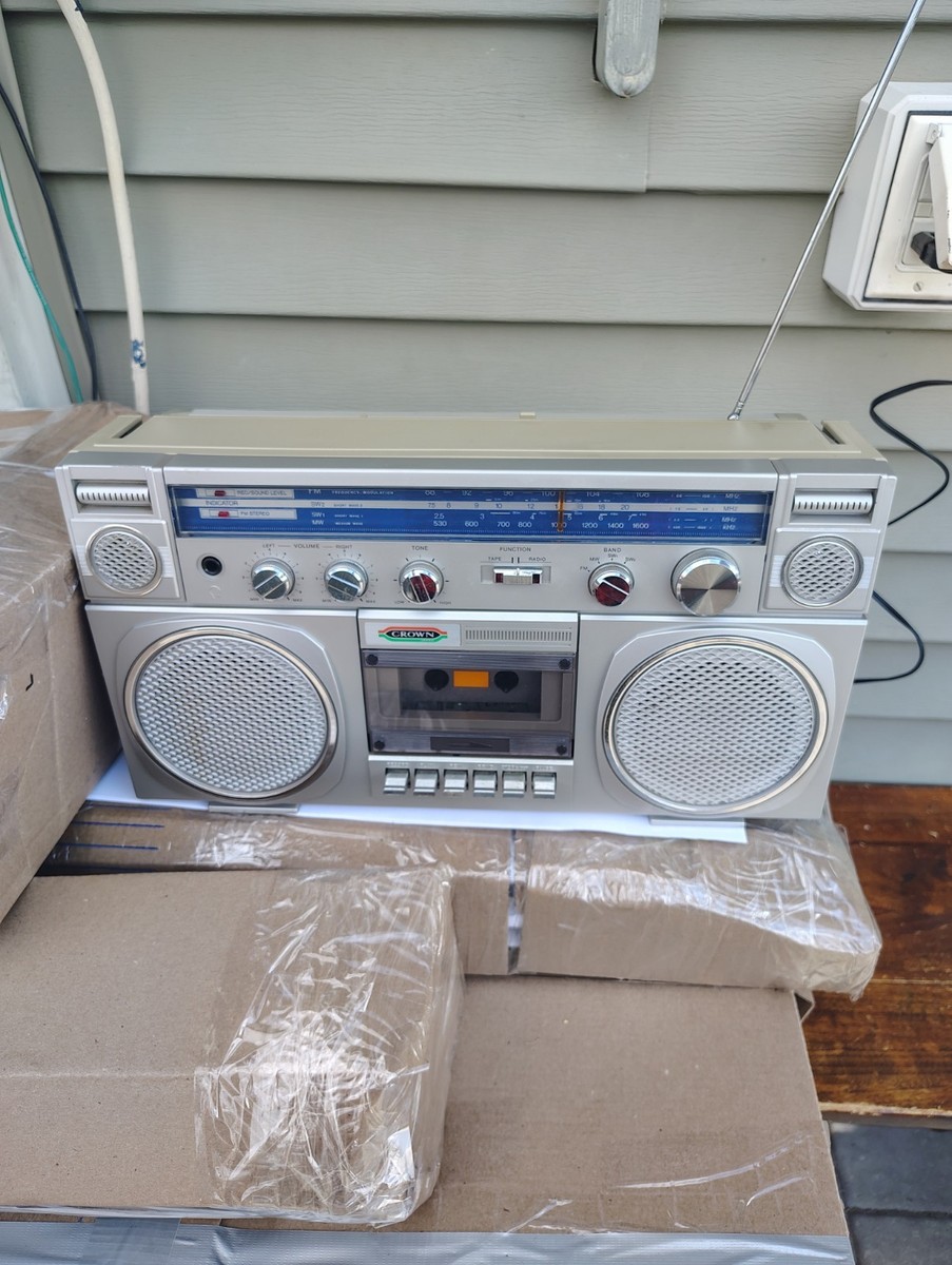 CROWN CSC-58F, PORTABLE STEREO CASSETTE W/ 2-BAND RADIO Player