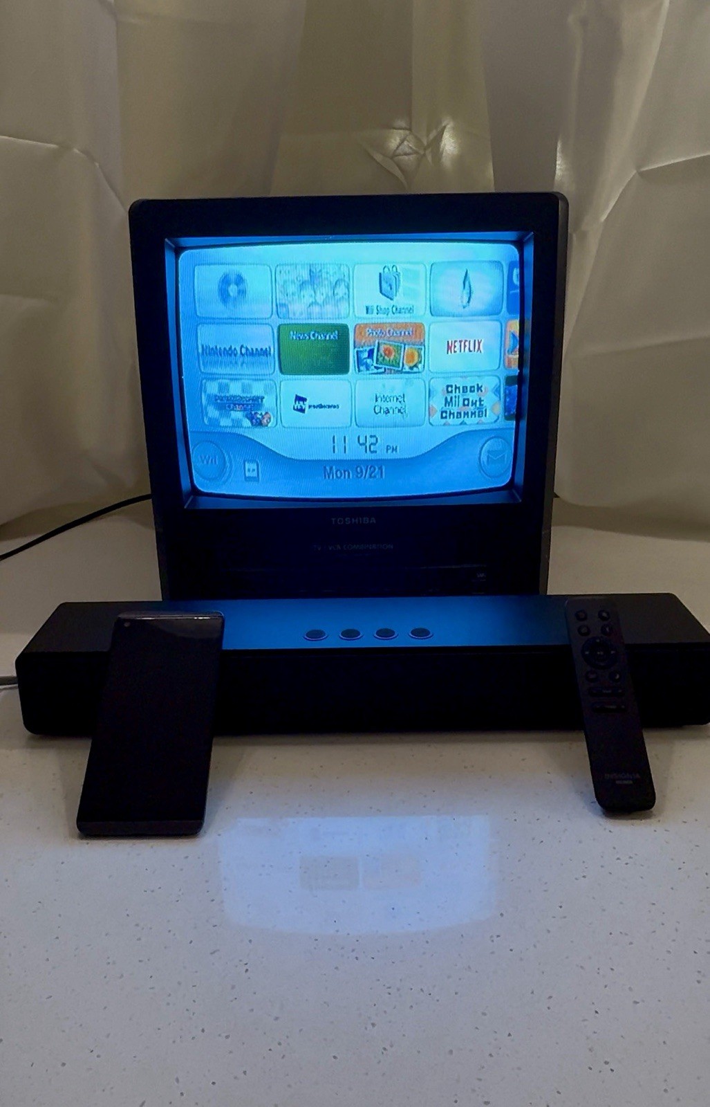 Toshiba MV13M3 13" CRT TV/VCR Combo, Soundbar, Android Phone For Remote *READ*