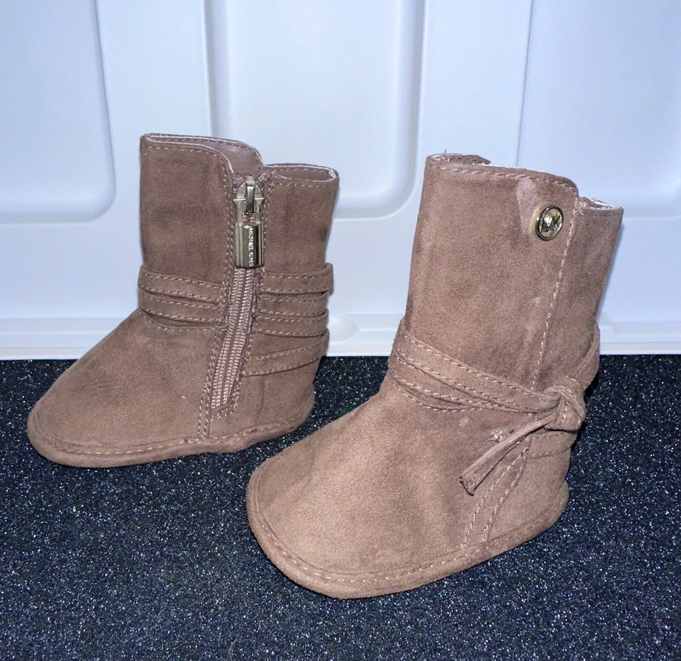 Botines infantiles Michael Kors de gamuza sintética talla uno Foto 2 de 4