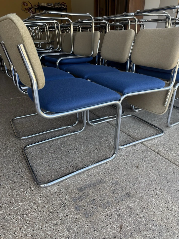 Juego de 4 sillas Knoll Marcel Breuer Cesca - azul y tostado con patas cromadas. Foto 4 de 4