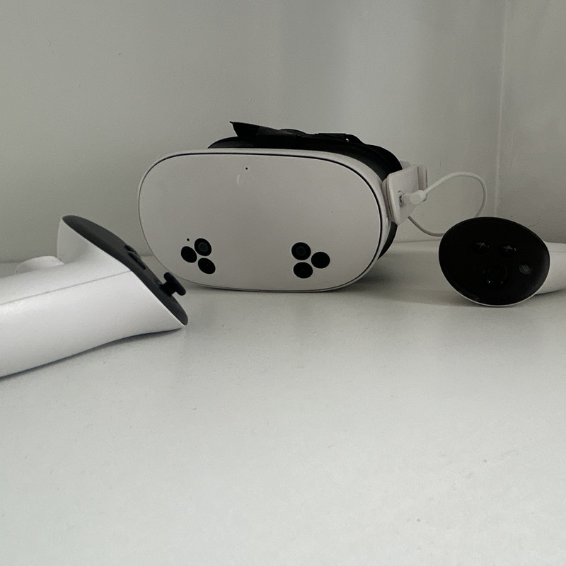 Meta Quest 3S Standalone VR Headset 120Hz 96° FOV with Touch Controllers