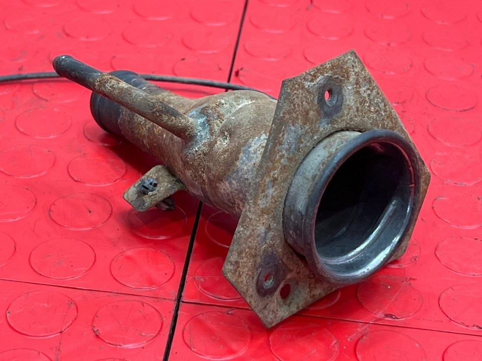 07-14 Chevy Suburban GMC Yukon XL Conjunto de cuello de llenado de combustible OEM 22951218 Foto 3 de 4