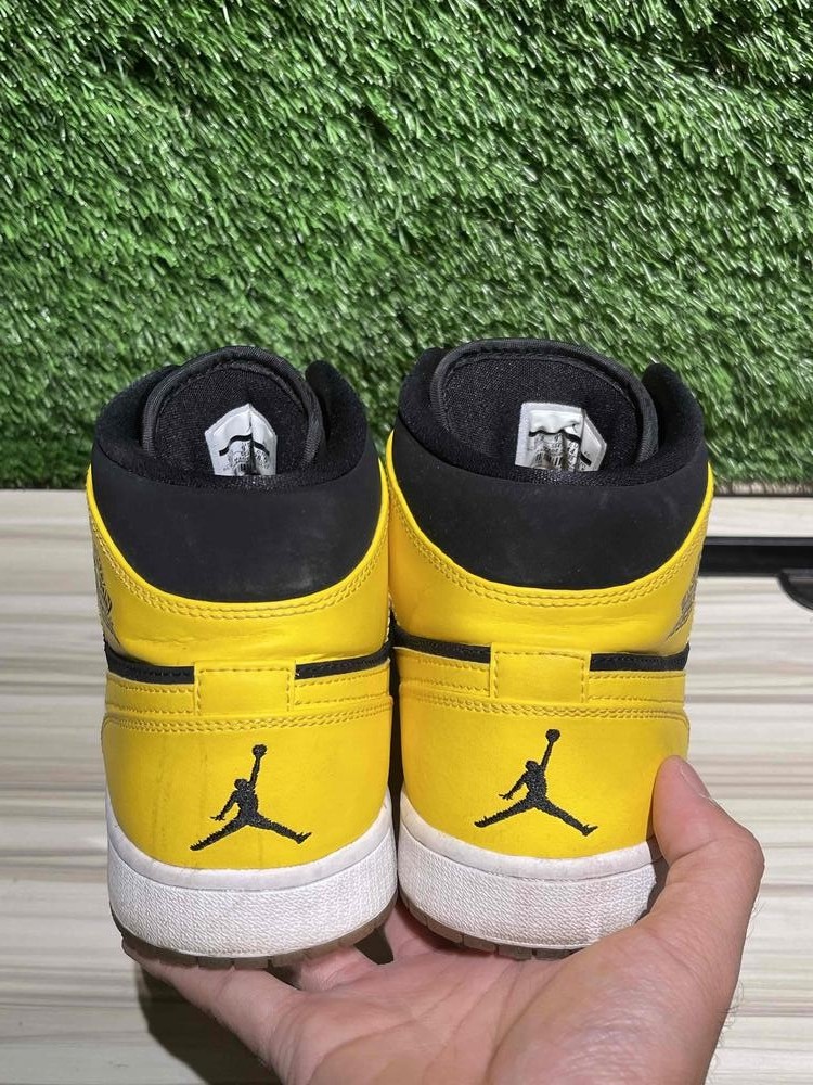 Size 10.5M/12W - Jordan 1 Retro Mid New Love (2017) Sz 10.5M