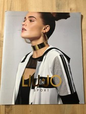 Catalogo Moda Liu Jo Sport (modella con felpa bicolore e chocker dorato)