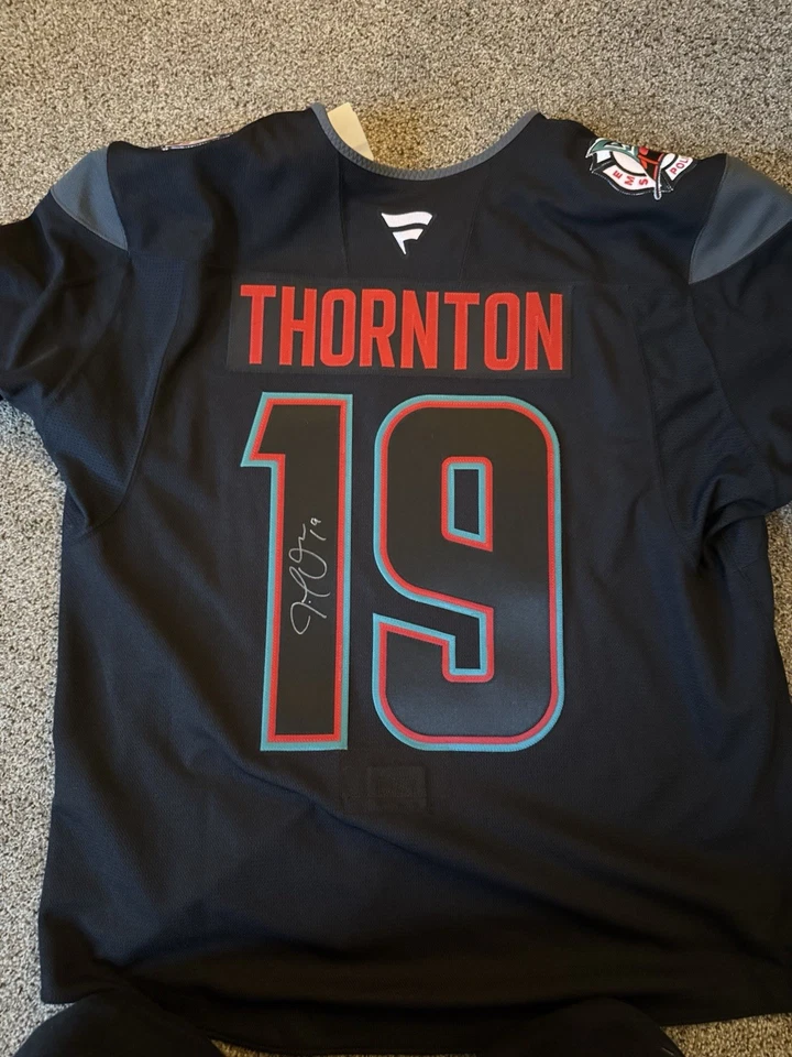 Camiseta deportiva de bomberos especializados de los tiburones de San José Joe Thornton firmada Pro 58 Foto 4 de 4