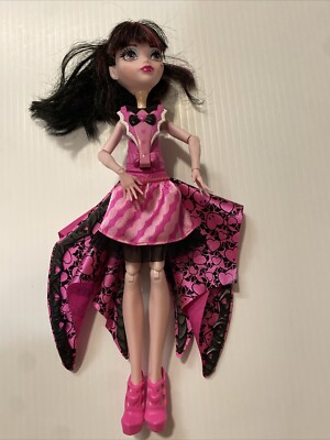 Monster High Doll DRACULAURA GHOUL-TO-BAT TRANSFORMATION DOLL with WINGS