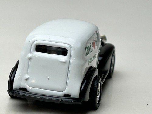 Matchbox AD-Ventures 1939 Chevrolet Panel Truck, Apple House Donuts - Picture 10 of 12