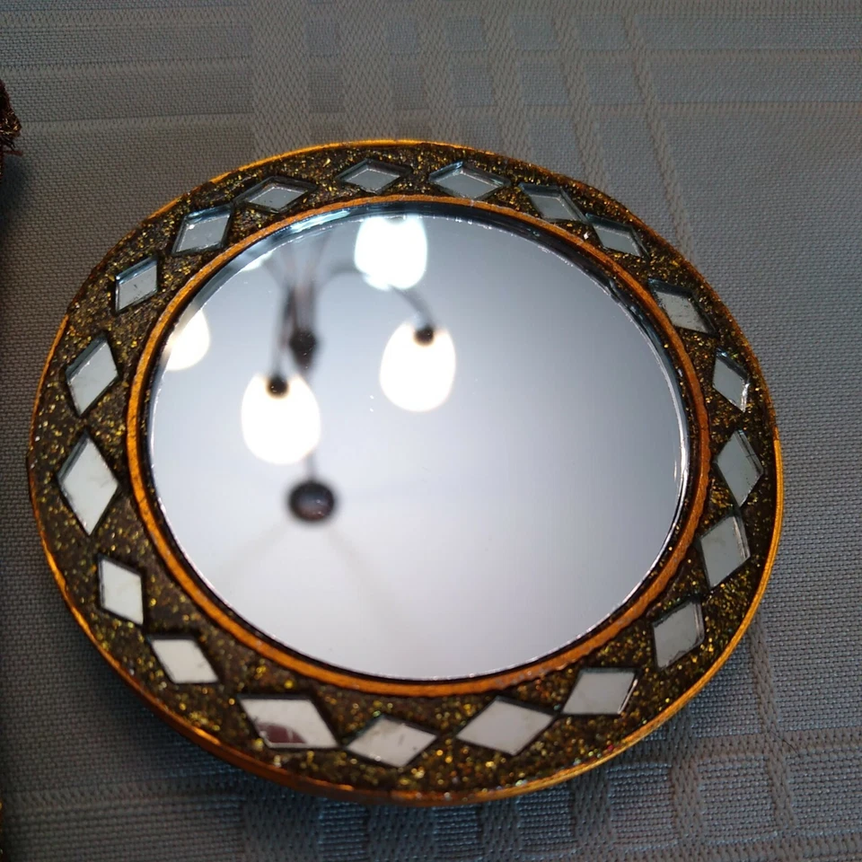 TWOS COMPANY ANTIQUE GOLD GLITTE COMPACT MAKEUP PURSE MIRROR PLATED BRASS - Image 2 of 4