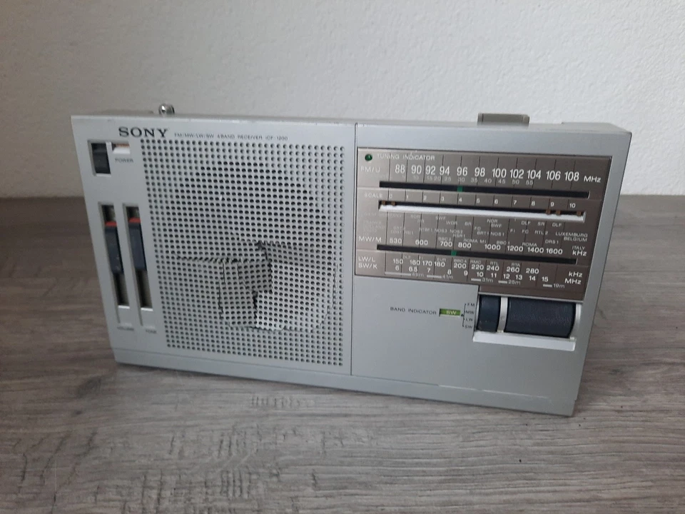 Sony ICF-1200 FM/MW/LW/SW 4 Band Receiver Weltenpfänger Vintage Transistor Radio