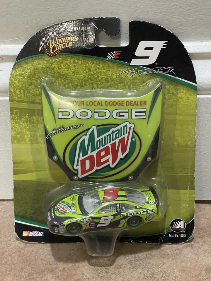2004 Kasey Kahne 道奇代理 Mountain Dew 新秀无畏获胜者圈 1/64 — 第 2/4 张图片