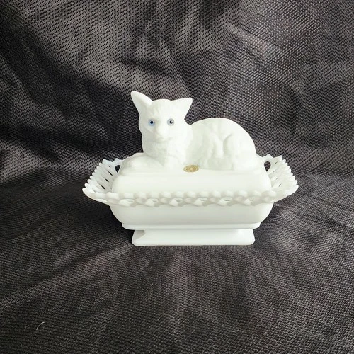 Vntg Westmoreland Cat In Basket Lattic Work Milk Glass Blue Eyes Covered Dish