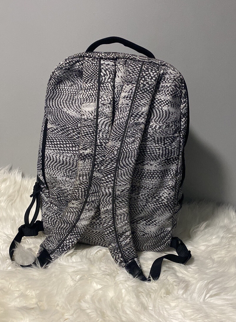 Lululemon City Adventurer Backpack *17L Swerve Vapor Metal Grey / Black Lululemon City Adventurer Backpack *17L - Swerve Vapor Metal  main image 2