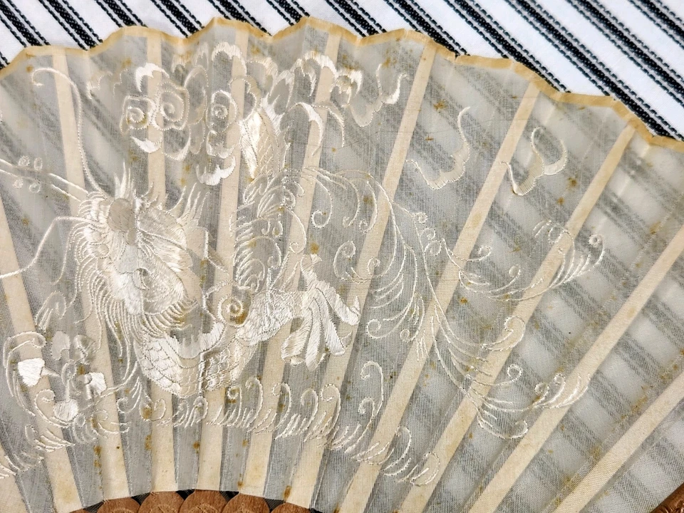 Antiguo abanico plegable, bordado de seda "Emperadors White Dragon" - Japón (c. Segunda Guerra Mundial) Foto 3 de 4