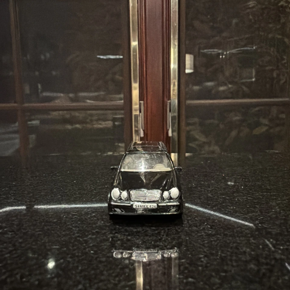 1999 Matchbox Mercedes-Benz E430 E-класса 430 S210 универсал черный с металлическим основанием  - Изображение 2 из 4