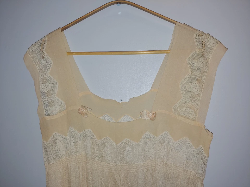 Antiguo vestido largo de seda melocotón 1910 con hermoso encaje tejido Foto 3 de 4