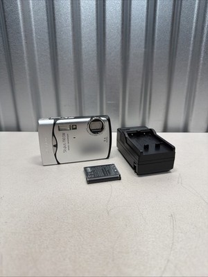 Olympus Stylus 790 SW Digital Camera 7.1MP Shock Waterproof w/ Battery & Charger