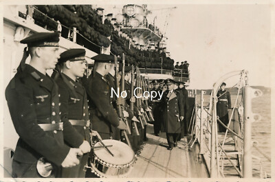 Foto WK2 Kriegsschiff Kreuzer Nürnberg empfängt Kapitän  X193